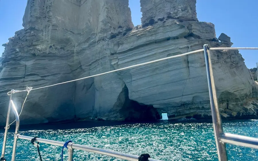 Falaises blanches et une grotte vues depuis le bastingage d'un voilier